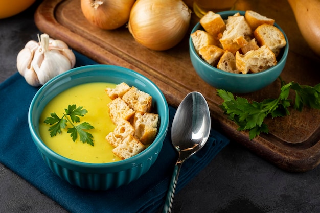 Schüssel mit Zwiebelsuppe und Croutons auf dem Tisch.