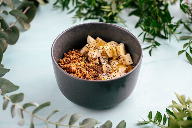 Schüssel Müsli Frühstück mit Honig und Joghurt