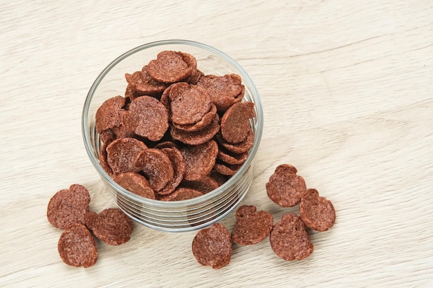 Foto schüssel müsli mit schokoladengeschmack, süß und knusprig