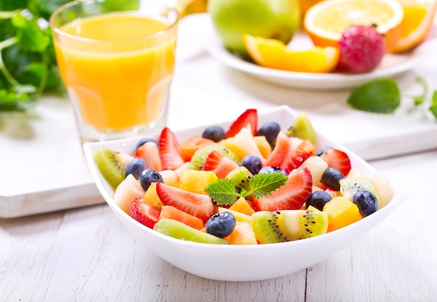 Schüssel Obstsalat auf Holztisch