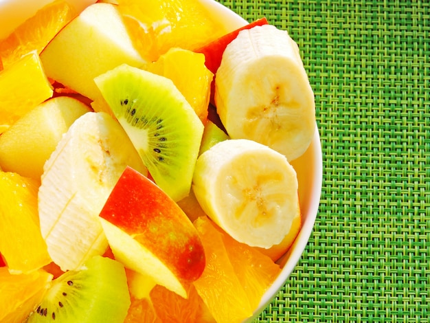 Schüssel Obstsalat. Obstsalat mit Kiwi, Banane, Orange und Apfel. Konzept des Eignungslebensmittels.