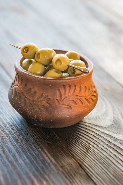 Schüssel Oliven auf dem Holztisch