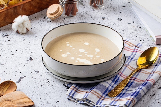 Schüssel Pilzpüree-Suppe auf hellem Hintergrund