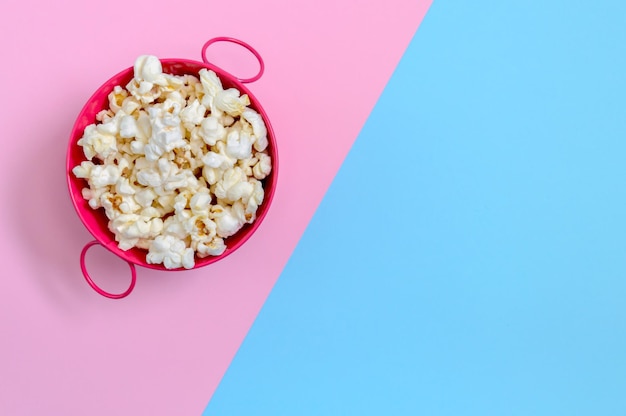 Schüssel Popcorn auf einem zweifarbigen Hintergrund mit Kopierbereich Ansicht von oben