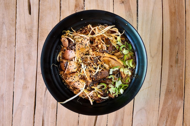 schüssel ramen mit nudeln auf holzoberfläche