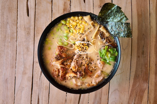 schüssel ramen mit nudeln auf holzoberfläche