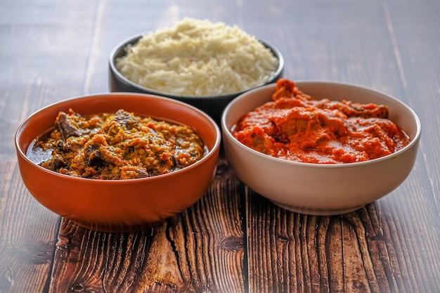 Schüssel Reis, serviert mit Ofada und Paprika-Tomateneintopf