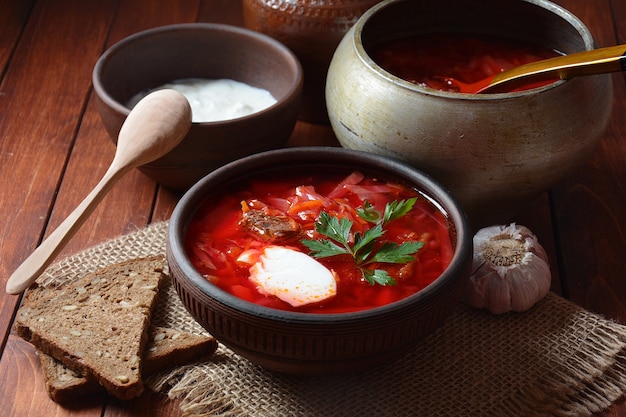 Schüssel roter Rote-Bete-Suppe Borschtsch mit weißer Sahne