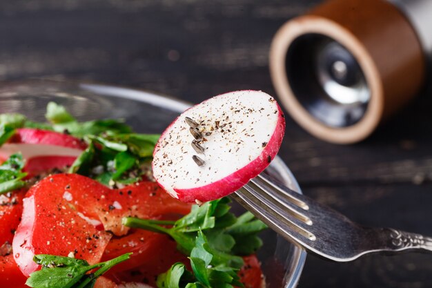 Schüssel Salat mit Gemüse und Gemüse auf Holztisch