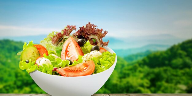 Schüssel Salat mit nebligem Berghintergrund