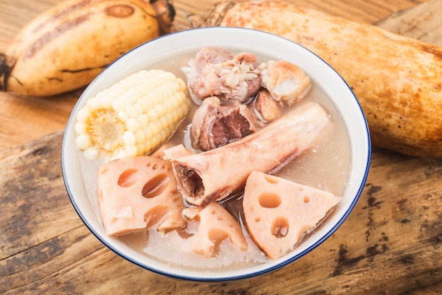 Schüssel Schweineknochen Lotuswurzelsuppe auf einem Holztisch