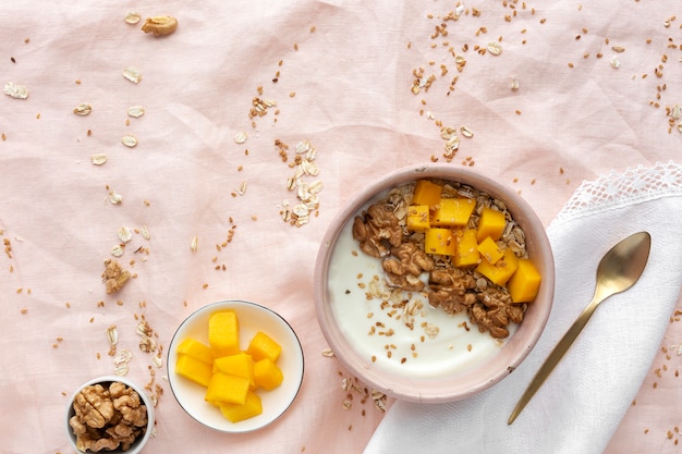 Schüssel selbst gemachtes Granola mit Joghurt und Getreide