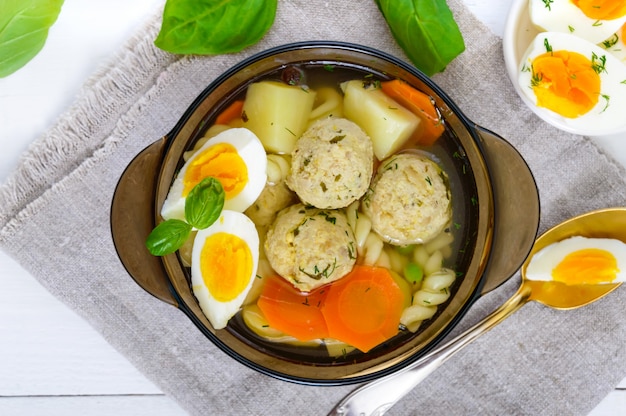 Schüssel Suppe mit Hühnerfleischbällchen und Eiern