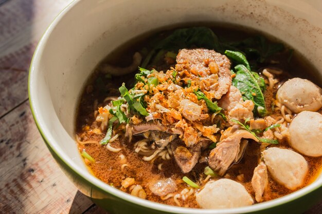 Schüssel thailändische Artrindfleisch-Nudelsuppe