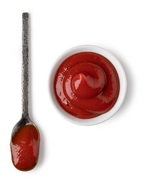 Foto schüssel und löffel mit ketchup-sauce