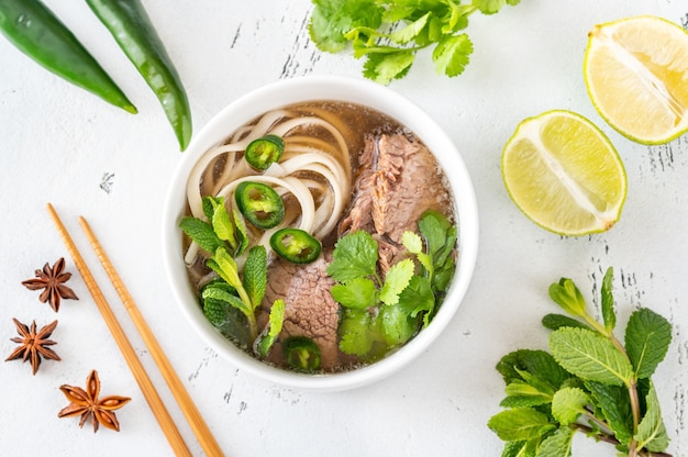 Schüssel vietnamesische Suppe Rindfleisch Pho (Pho Bo)
