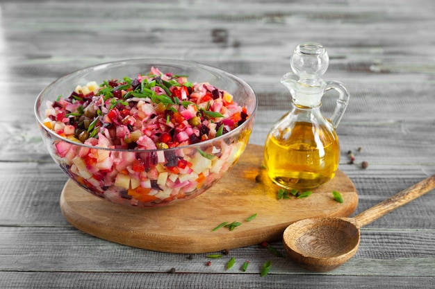 Schüssel Vinaigrette Rote-Bete-Salat, Holzbrett, Löffel