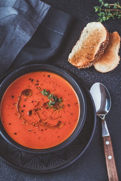 Schüssel würzige Tomatensuppe