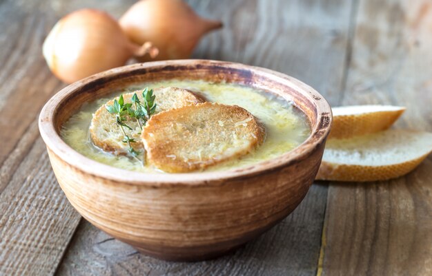 Schüssel Zwiebelsuppe