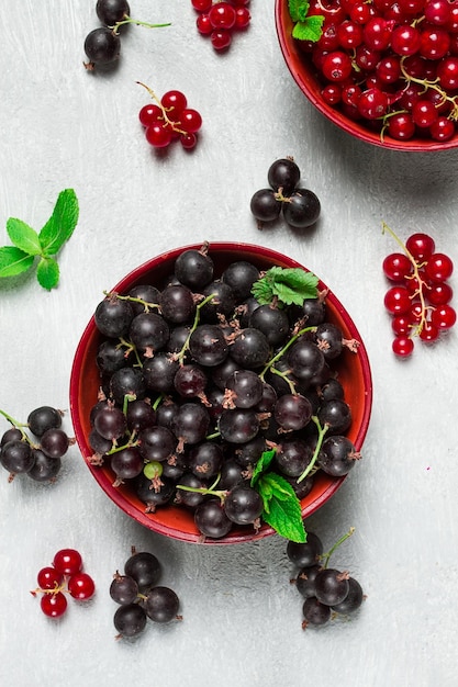 Schüsseln mit Beeren schwarze und rote Rosinen Top View Lebensmittelkonzept keine Menschen