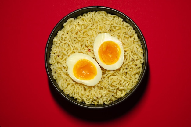 Schüsseln mit Ramen-Suppe mit Eiern und Essstäbchen. Instant-Nudeln.