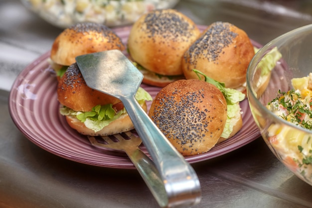 Schüsseln mit verschiedenen Speisen im Selbstbedienungsrestaurant