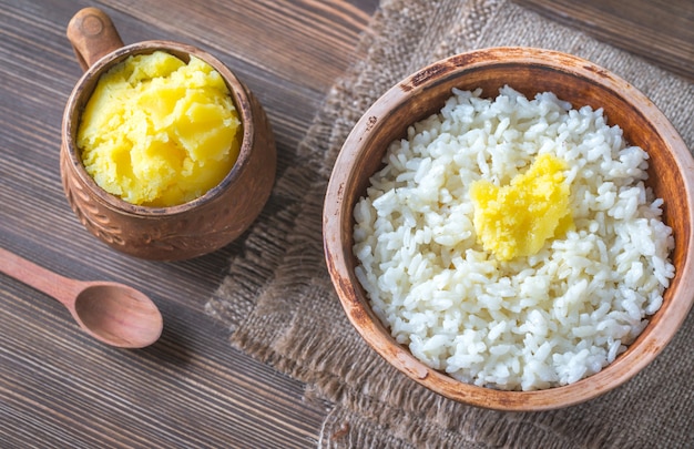 Schüsseln Reis und Ghee geklärte Butter