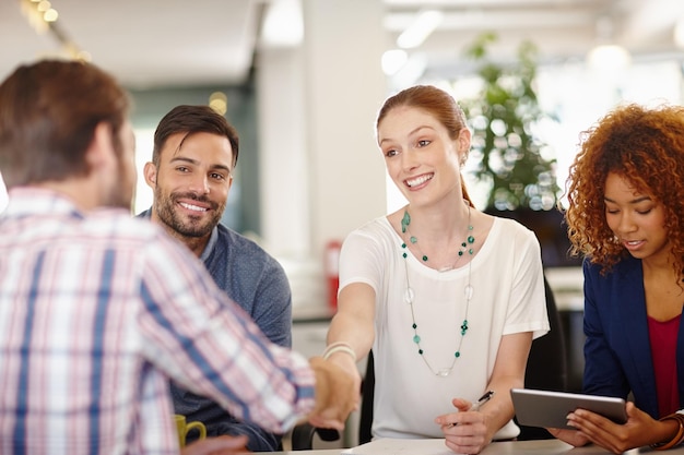 Schütteln für außergewöhnliche Arbeit Schnappschuss von Geschäftsleuten, die sich während eines Meetings in einem Büro die Hände schütteln