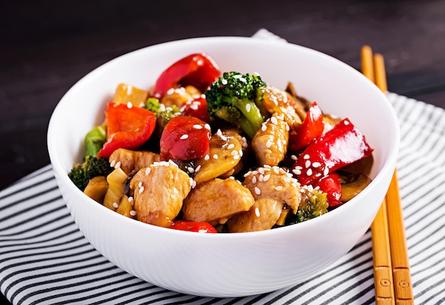 Schütteln Sie mit Hühnerpilzen, Brokkoli und Paprika, chinesisches Essen.