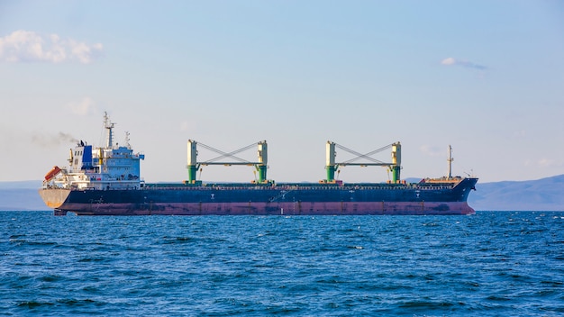 Schüttgutschiff zum Hafen am Kai Wladiwostok