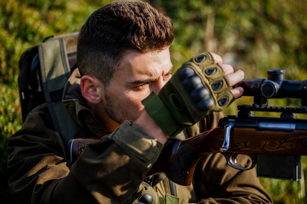 Schützen-Sichtung im Ziel. Der Mann ist auf der Jagd. Jagd Jagdgewehr.