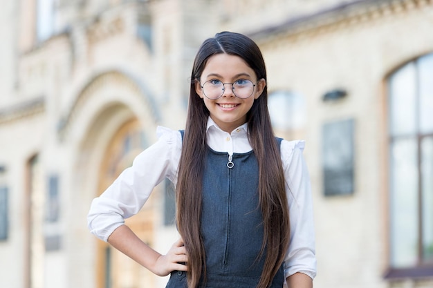 Schützen Sie Ihre Augen Glückliches Kind trägt im Freien eine Brille Modebrillen Augenschutz Sehkorrektur Optikersalon Pädiatrische Augenheilkunde Schulbildung Brillengestell so trendy wie bequem