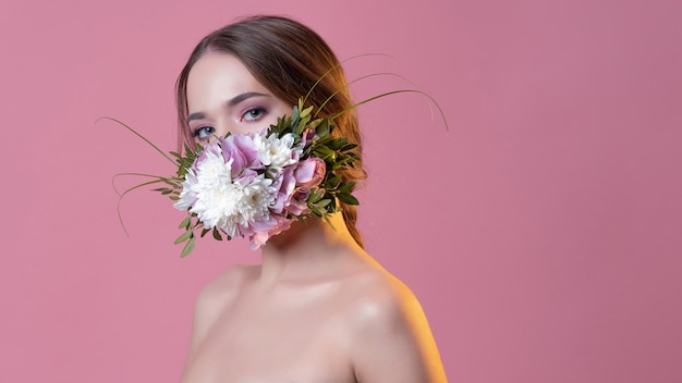 Schützende Gesichtsmaske in Blumen und Blütenblättern entspringt dem Erwachen der Natur während der Quarantänezeit ...