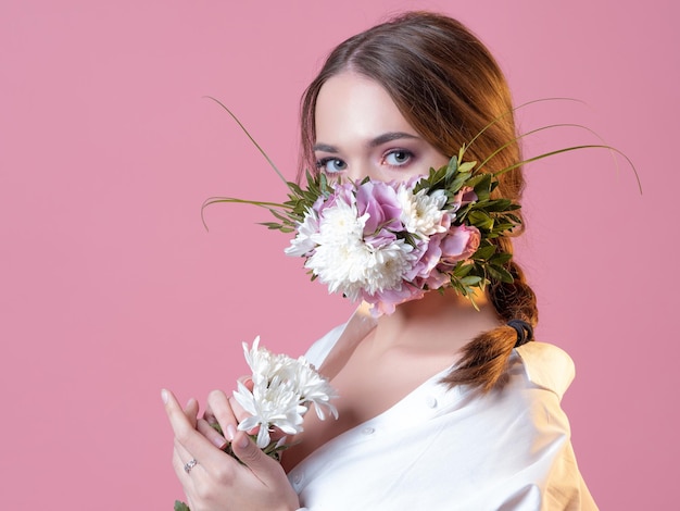 Schützende Gesichtsmaske in Blumen und Blütenblättern entspringt dem Erwachen der Natur während der Quarantänezeit ...