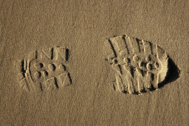 Schuhabdruck über Strandsand