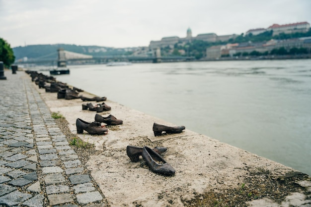 Schuhe am Donauufer - Denkmal als Denkmal für die Opfer des Holocaust in Budapest, Ungarn - November 2021. Hochwertiges Foto