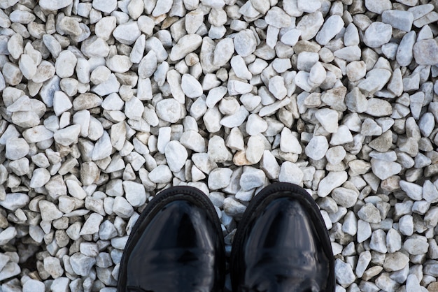 Schuhe auf einem Hintergrund von weißen Steinen