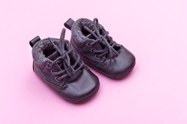 Schuhe auf hellem Rosa im Kinderzimmer