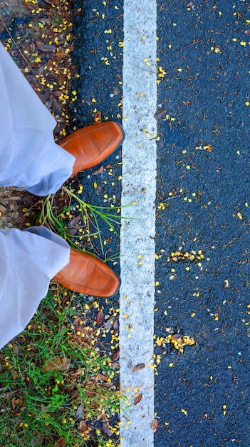 Schuhe auf Parkboden aus der Draufsicht