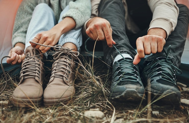 Foto schuhe menschen binden schnürsenkel und wandern im freien im naturpark für reisen und abenteuer erkunden und vergrößern stiefel camping mit start oder vorbereitung für wanderung trekking und reise mit gesundheit und fitness