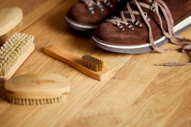 Schuhe mit Bürsten auf Holzboden