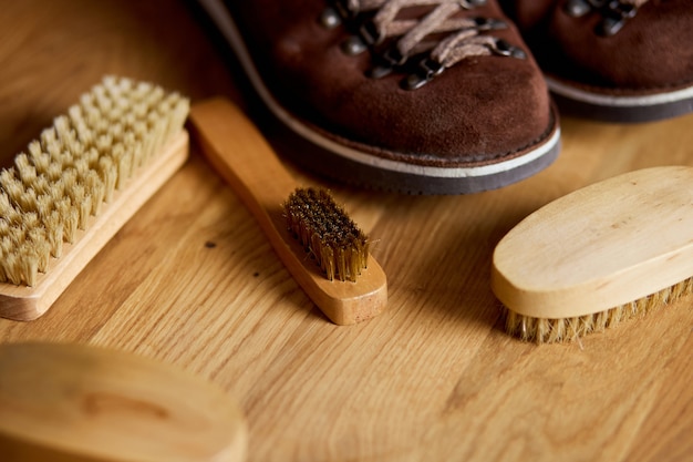 Schuhe mit Bürsten auf Holzboden