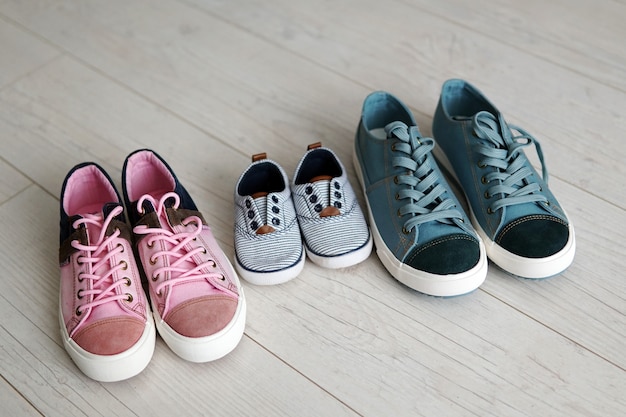 Schuhe papa, mama und sohn.