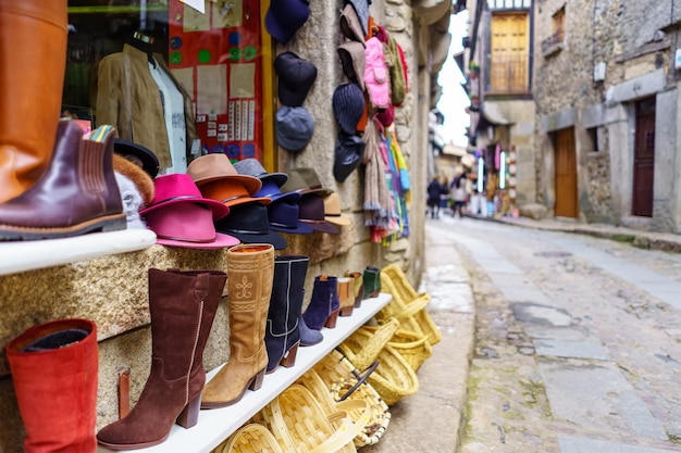 Schuhe Stiefel und Geschenkartikel in einem Geschäft auf der Straße einer Altstadt