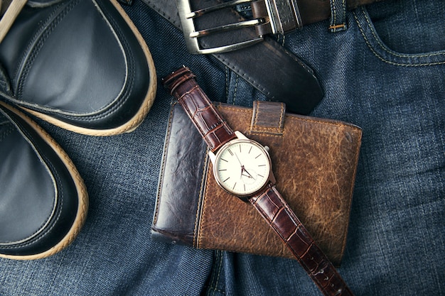 Schuhe, Uhr, Brieftasche und Jeans