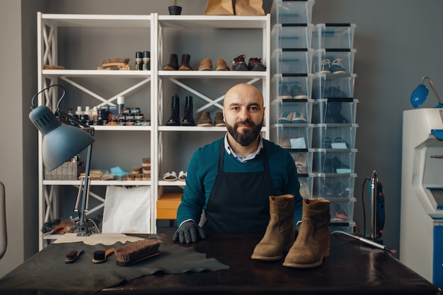 Foto schuhmacher repariert den schuh, schuhreparatur