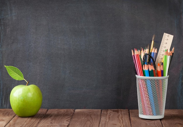 Schul- und Büroartikel und Äpfel