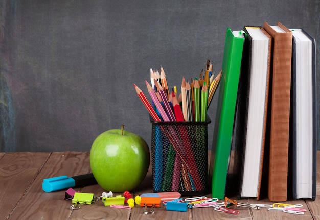 Schul- und Büroartikel und Äpfel