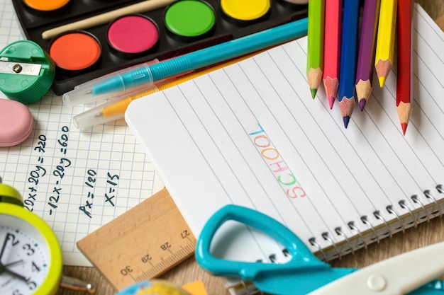 Foto schul- und büroausstattung. bunter briefpapierhintergrund.