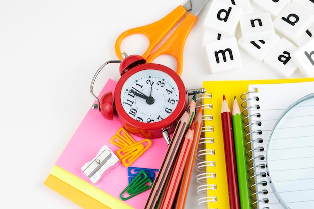 Schul- und Büroausstattung. Bunter Briefpapierhintergrund.